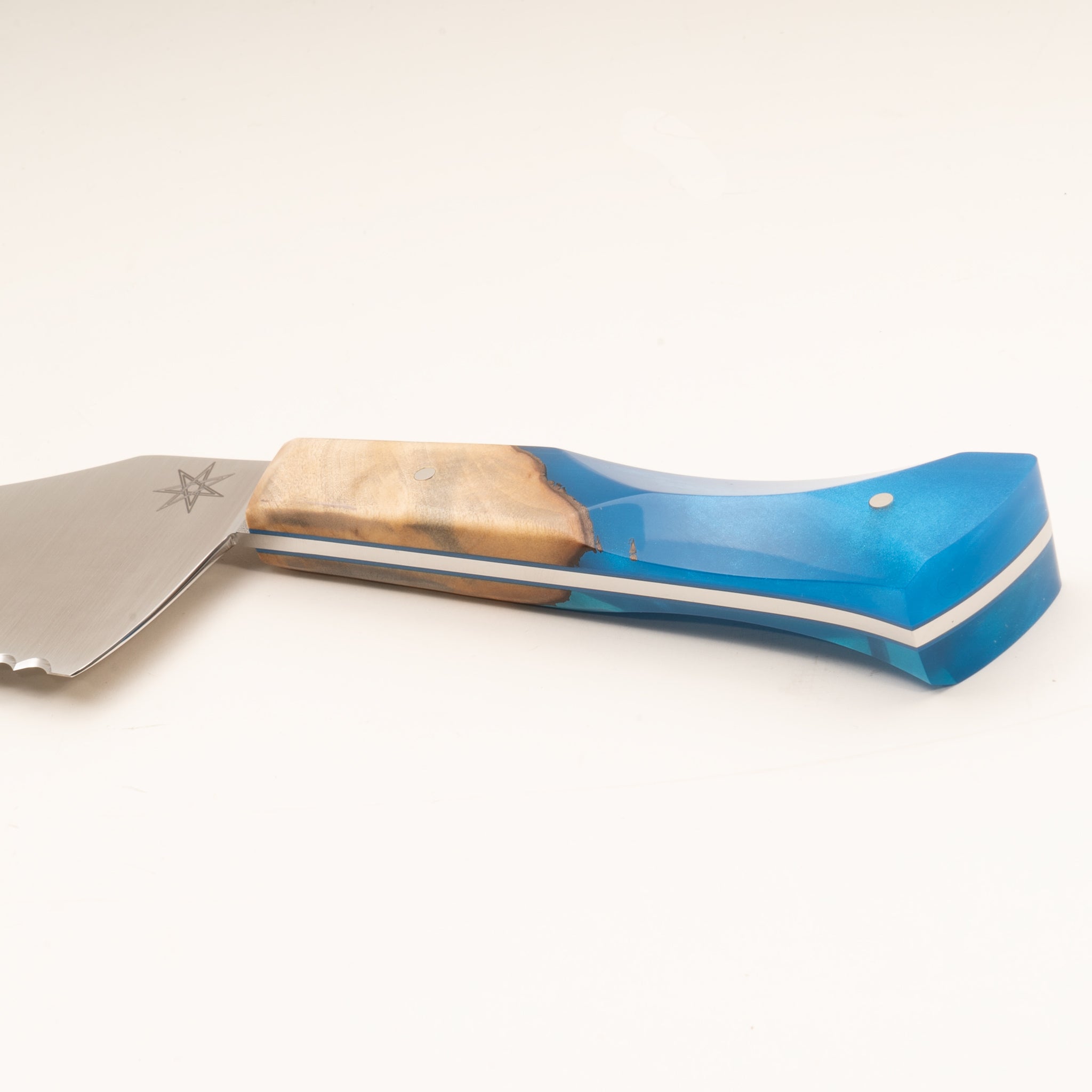 Detail photo of knife handle of Tahoe Bliss stainless steel bread knife with buckeye burl wood and blue resin handle by Town Cutler.