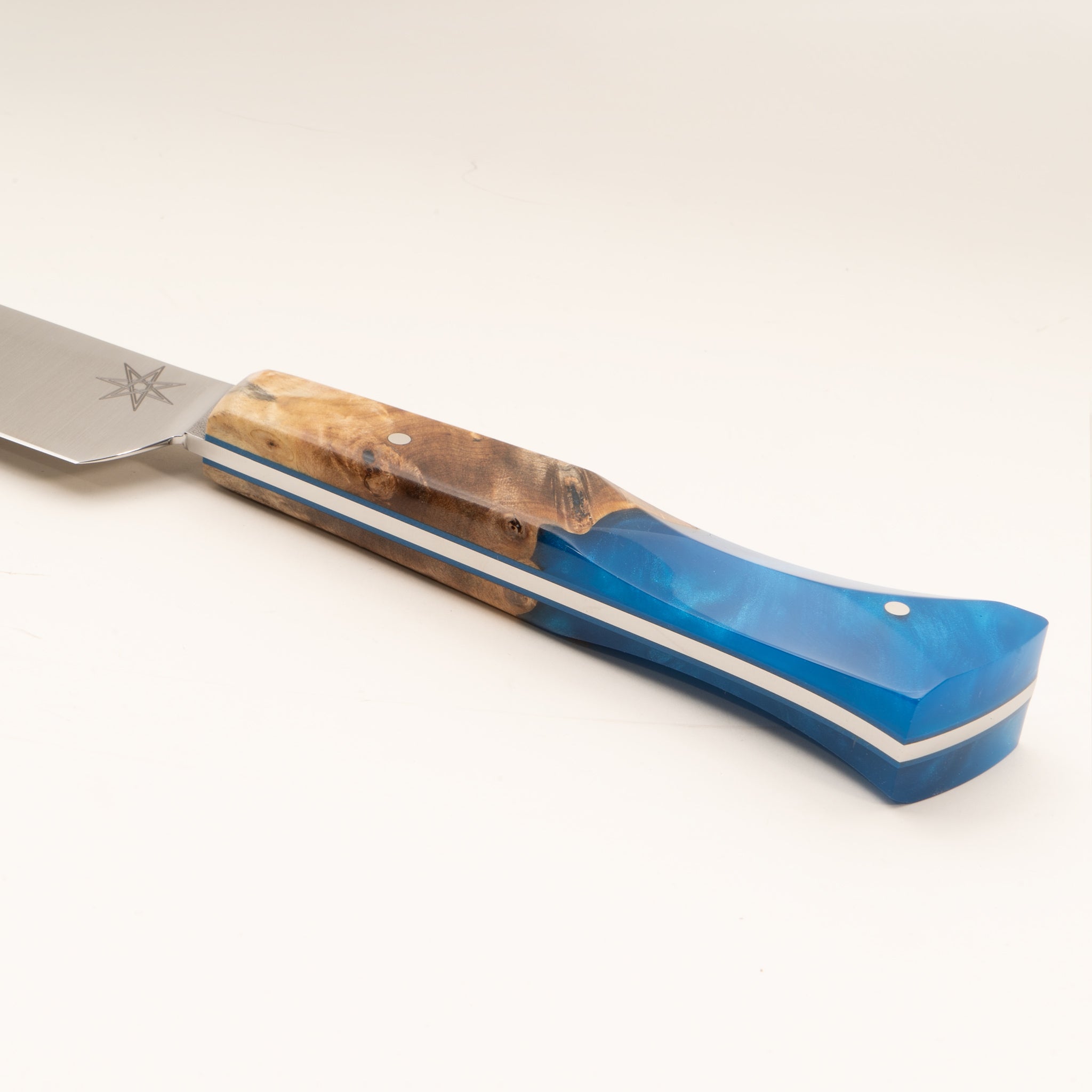 Detail photo of knife handle of Tahoe Bliss stainless steel slicer carving knife with buckeye burl wood and blue resin handle by Town Cutler.